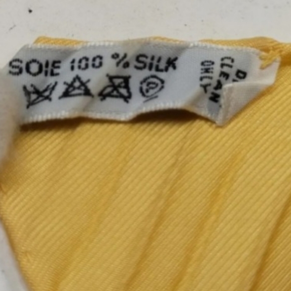 EUC Hermès pleated “decoupage” silk scarf with box and book. - Picture 5 of 14